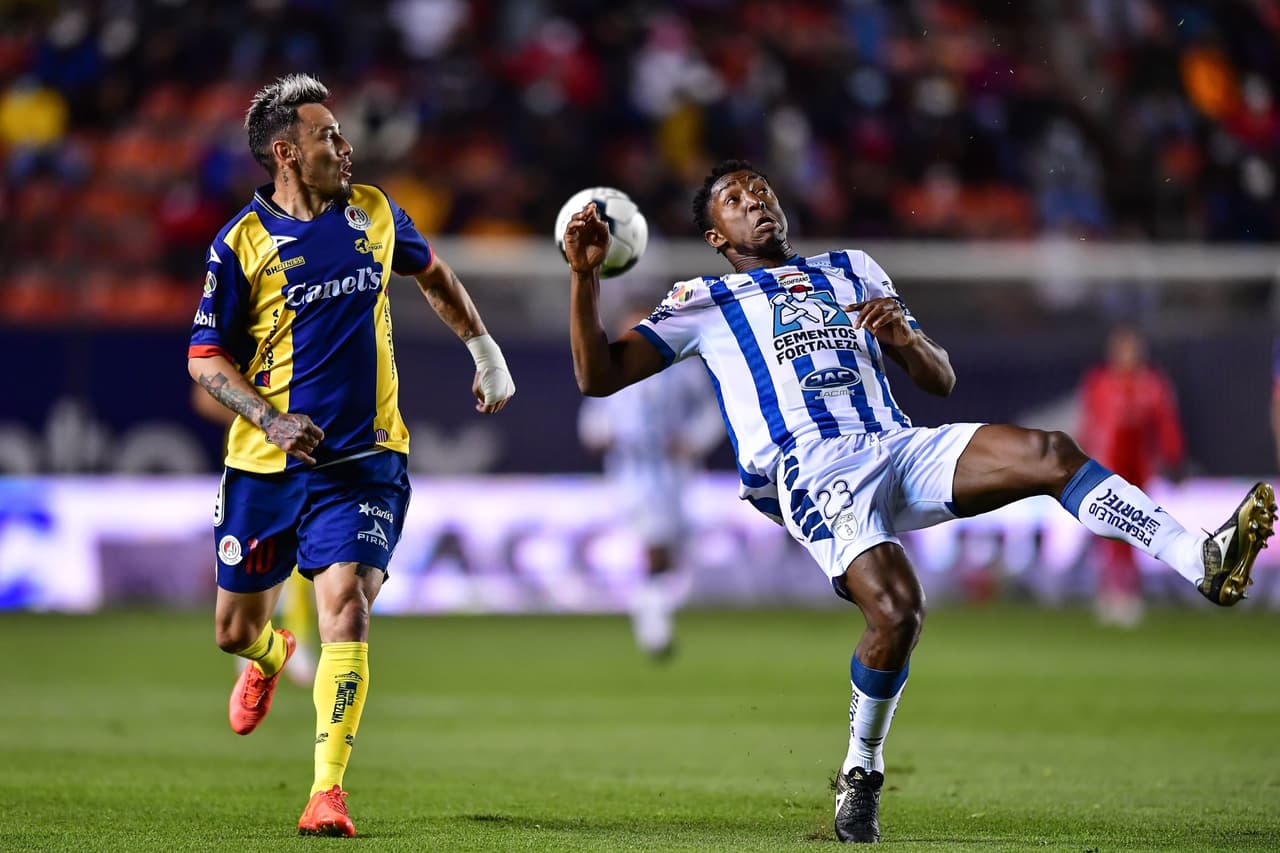 Pasado el cuarto de hora crítico en el Alfonso Lastras, Atlético San Luis retomó el balón y comenzó a desplegar su juego; las llegadas de peligro no tardaron en llegar.
