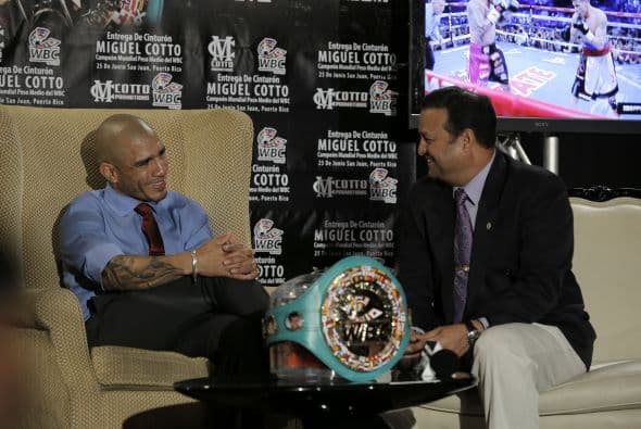 Miguel se notó muy contento al rcibir la diadema verde y oro (Foto: Cotto Promotions)