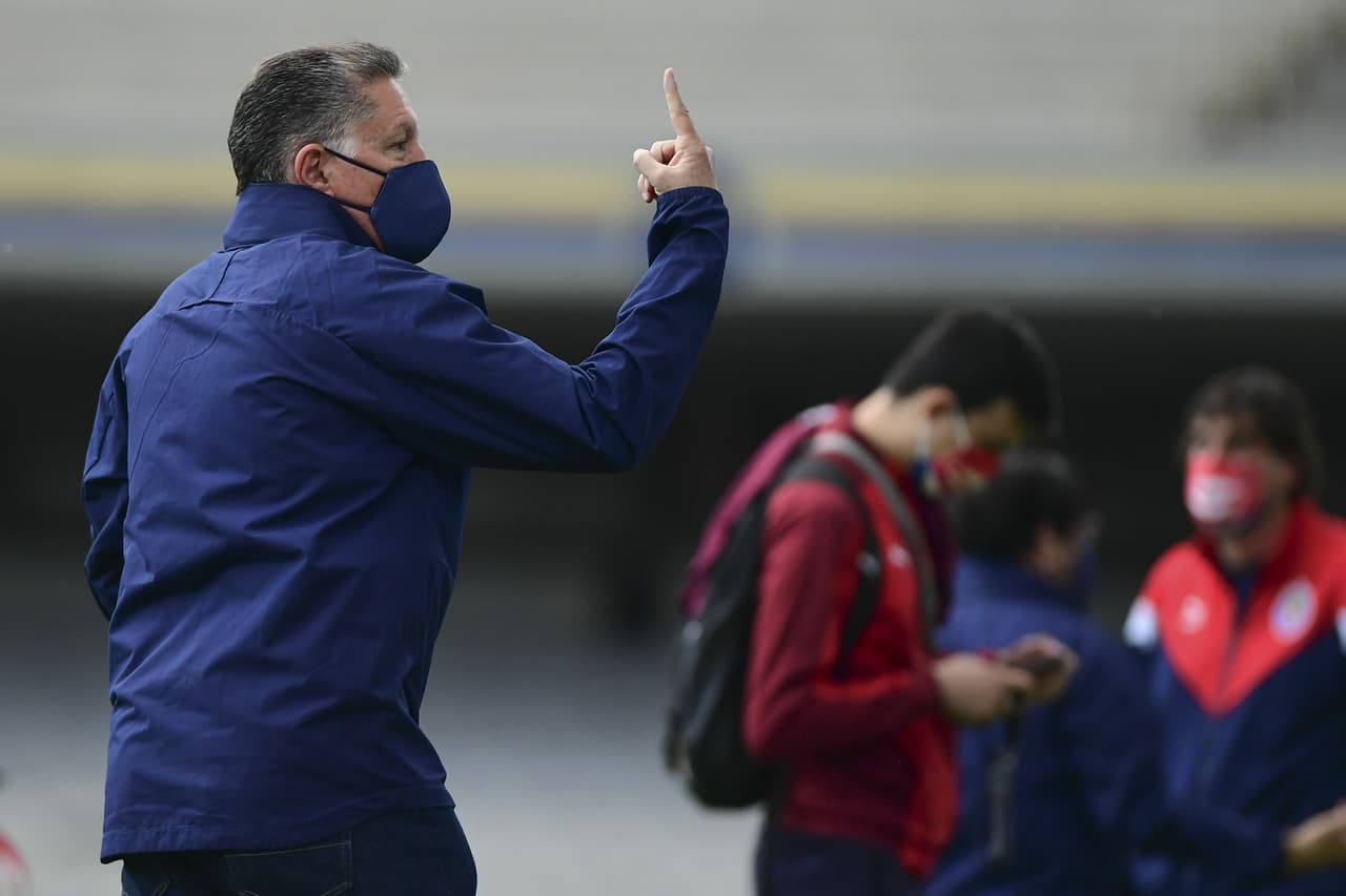 Ricardo Peláez, director deportivo del Guadalajara, a su llegar al estadio capitalino.