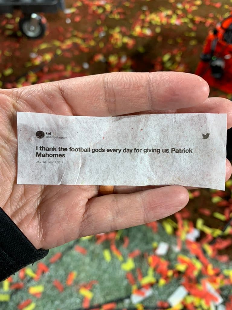 Para los fanáticos que no pudieran asistir al Super Bowl, la NFL pidió usar el hashtag #NFLTwitter para que sus mensajes pudieran ser leídos y qué forma tan original de hacerlo, en el confeti.