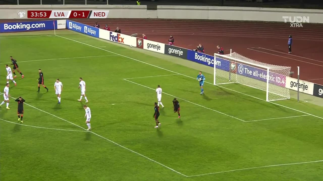 ¡TIRO ATAJADO! disparo por Steven Berghuis.