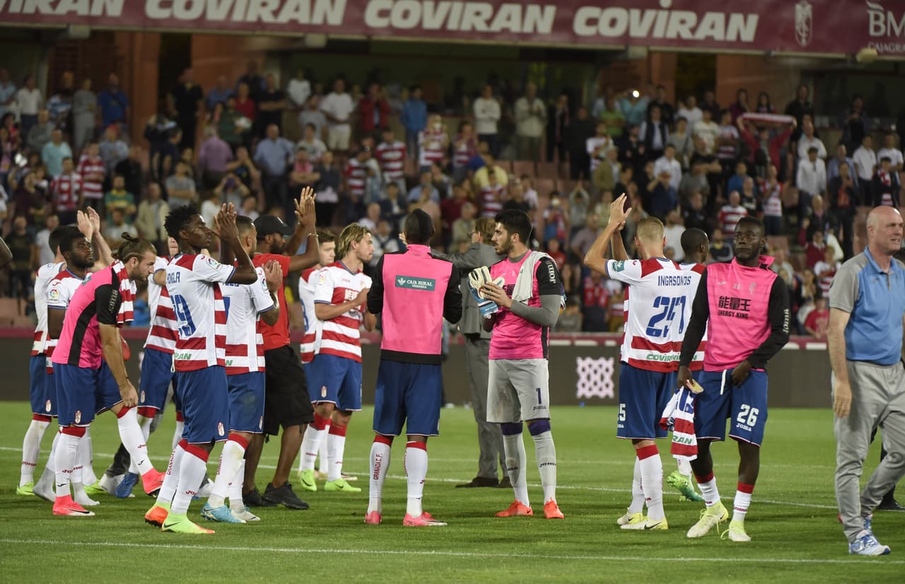 La despedida, triste, de los jugadores del Granada con su afición, selló el fútbol de Primera División en Los Cármenes.