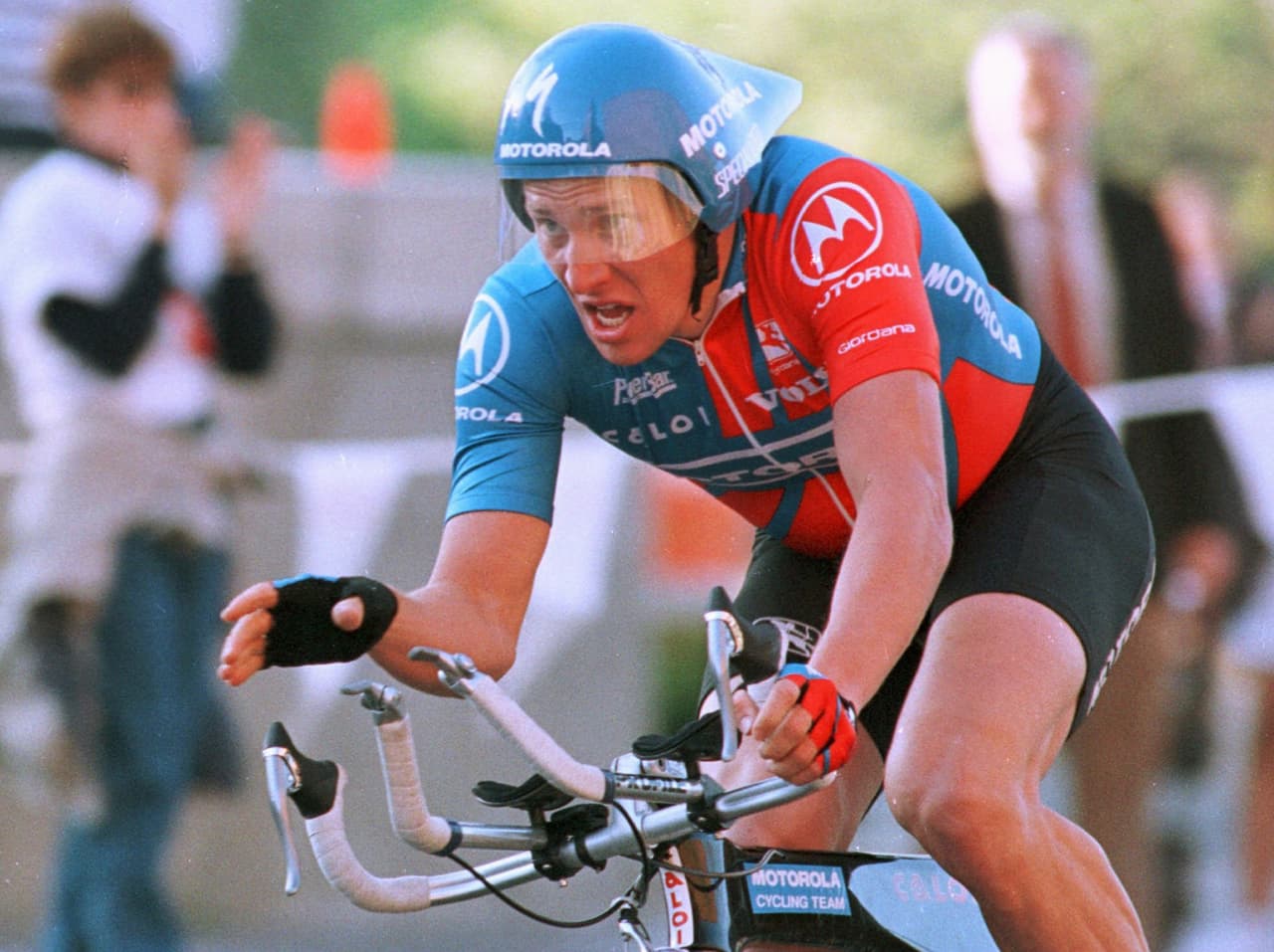 Sin embargo, en 1996 se le prontosticó un cáncer testicular que obligaba a su retiro momentáneo para el tratamiento. La recuperación fue la competencia más dura de su vida.