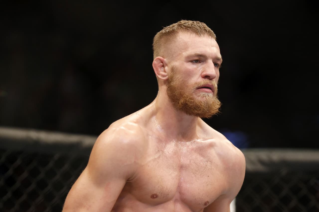 El irlandés Conor McGregor podría enfrentar problemas con la ley tras agredir un bus y podría unirse a la lista de peleadores de las artes marciales mixtas en situaciones con las autoridades.
