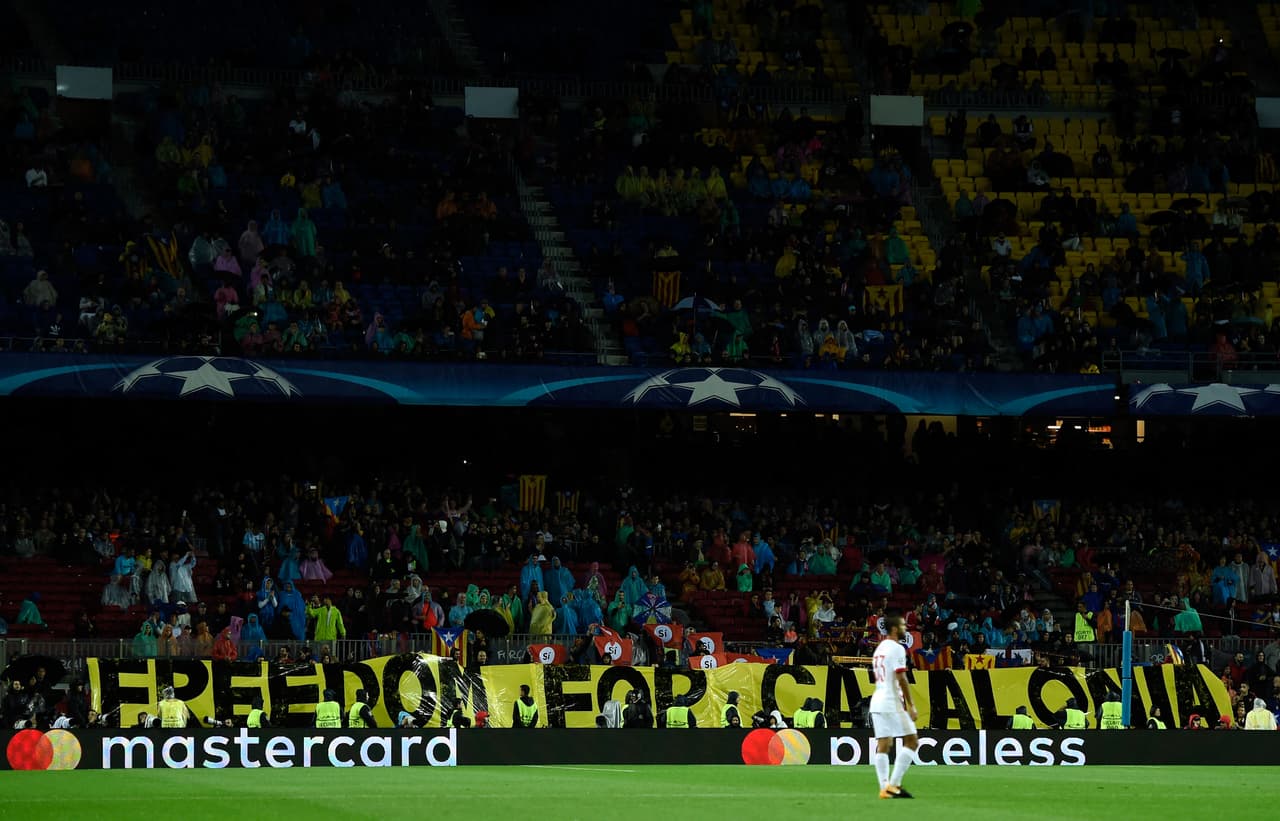 El partido fue la oportunidad de algunos fanáticos para hacer protesta política por medio de pancartas a favor de la independencia de Cataluña.