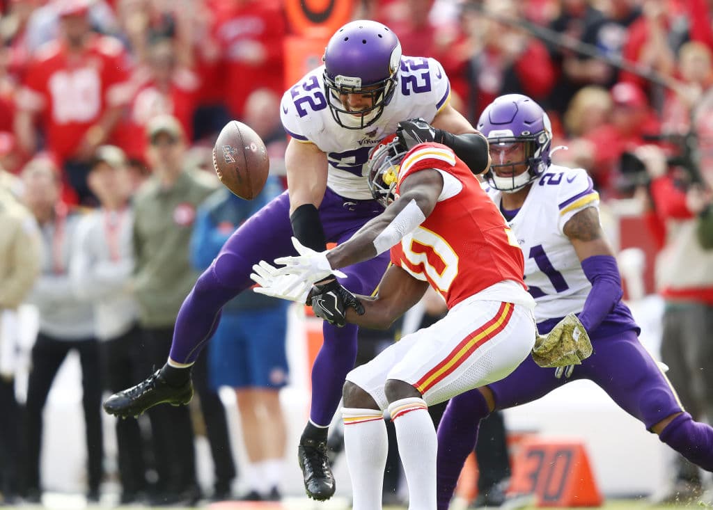 Ahora sí, Harrison Smith evita que Tyreek Hill complete otro pase.