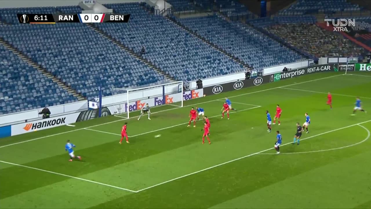 ¡TIRO ATAJADO! disparo por Kemar Roofe.