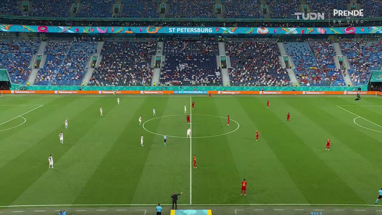 Arranca el partido y la pelota está en juego.
