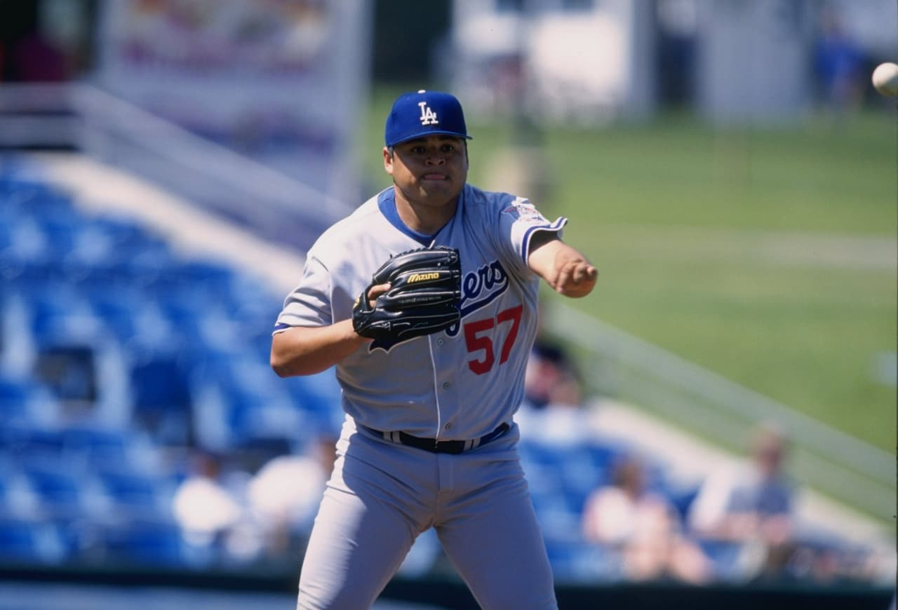 <b>Dennys Reyes,</b>
<b>Dodgers (1997-1998): </b>Con tan solo 20 años, Los Angeles le brindó su primera oportunidad en la MLB. Tras dos temporadas, en las que tuvo un récord de 2-7 en 25 juegos, fue canjeado a los Reds.