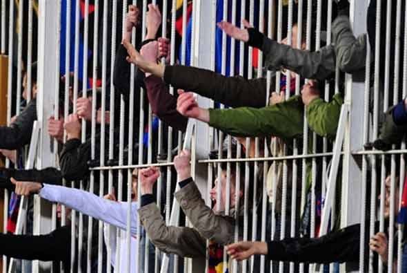 Los rusos que viajaron a Turquía celebraron tras las rejas el triunfo de su equipo.