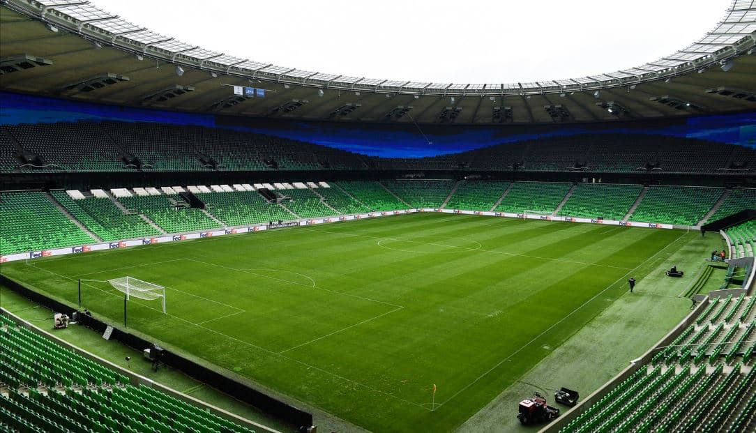 Miles de fanáticos del Krasnodar, así como cientos del Valencia, se pusieron cita este jueves para vivir la definición de la serie de Octavos de Final de la Europa League entre sus equipos. Unos con el deseo de darle vuelta al global y otros esperando poder mantener la diferencia.