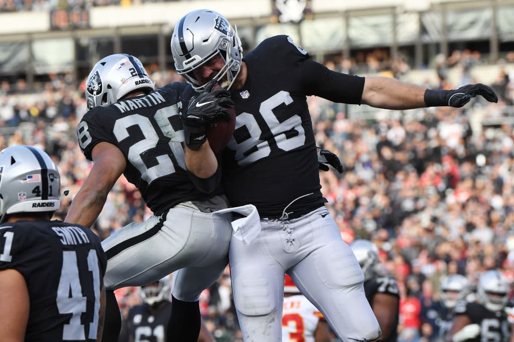 Ya en la segunda mitad los Raiders retomaron la ventaja gracias a un pase de Derek Carr para Lee Smith (86), de 3 yardas, para poner 17-14 el marcador faltando 5:20 para concluir el último cuarto.