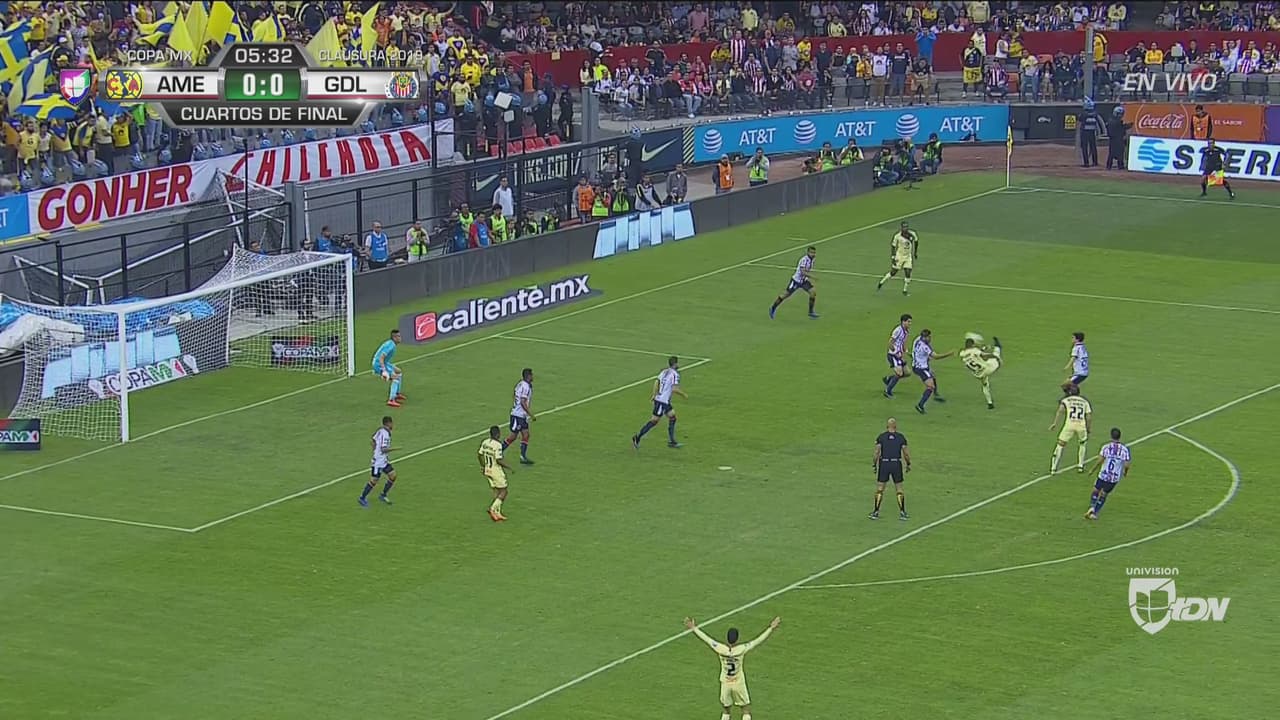 Nico Castillo casi hace un golazo para América