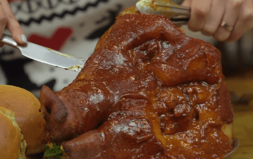 Las tres parejas participantes de la Carrera de la Copa Oro disfrutaron de un platillo típico de Cleveland, una cabeza de cerdo rostizada, en uno de sus retos para ganar el gran premio.