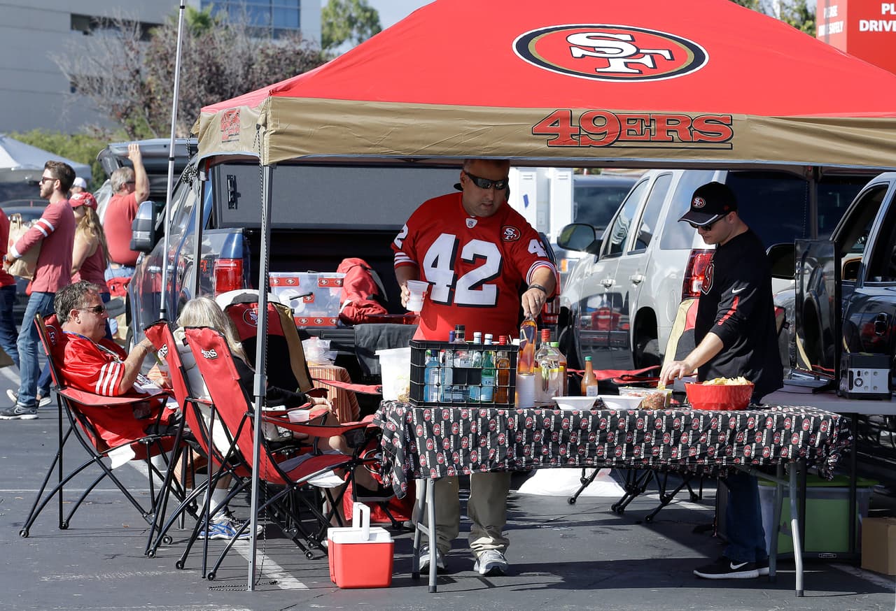 Los outfits, los gritos, las porras, carteles y autógrafos, todo lo que un fan NFL lleva a los partidos.