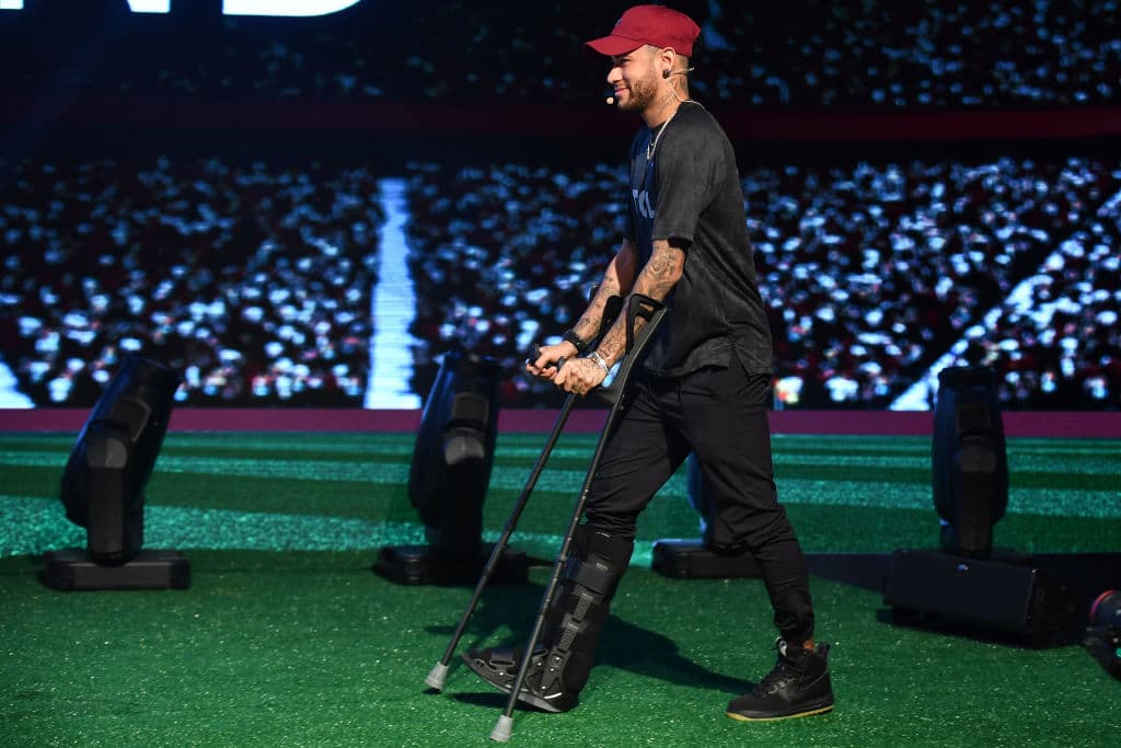 Neymar decidió operarse y perderse el resto de la temporada con París Saint Germain con tal de llegar sano al Mundial de Rusia 2018. Estuvo por poco más de dos meses fuera de actividad.