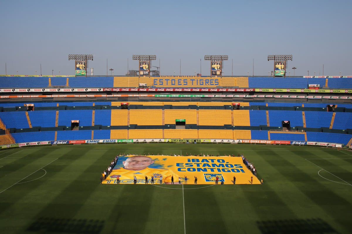 En el 'Volcán' se reunieron jugadores y leyendas de Tigres para manifestar su apoyo por una pronta recuperación del exjugador y entrenador Oswaldo Batocletti, que se encuentra delicado de salud.