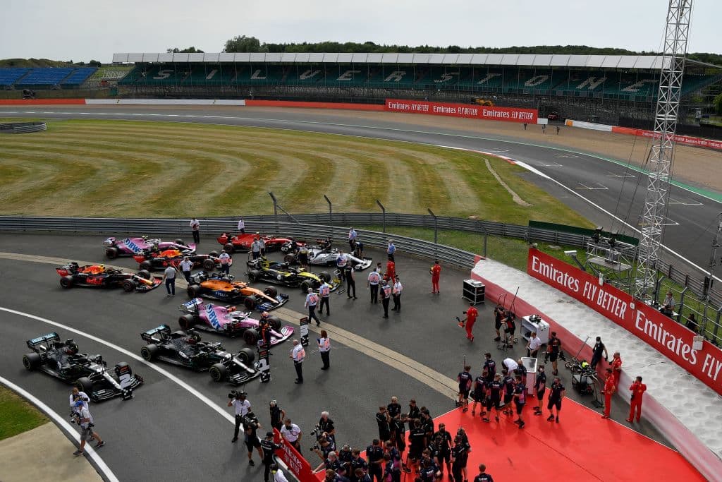 El resto de los pilotos arrancarán en el siguiente orden: E. Ocon, S. Vettel, C. Sainz, R. Grosjean, G. Russell, D. Kvyat, K. Magnussen, N. Lafiti, A. Giovinazzi y K. Räikkönen.