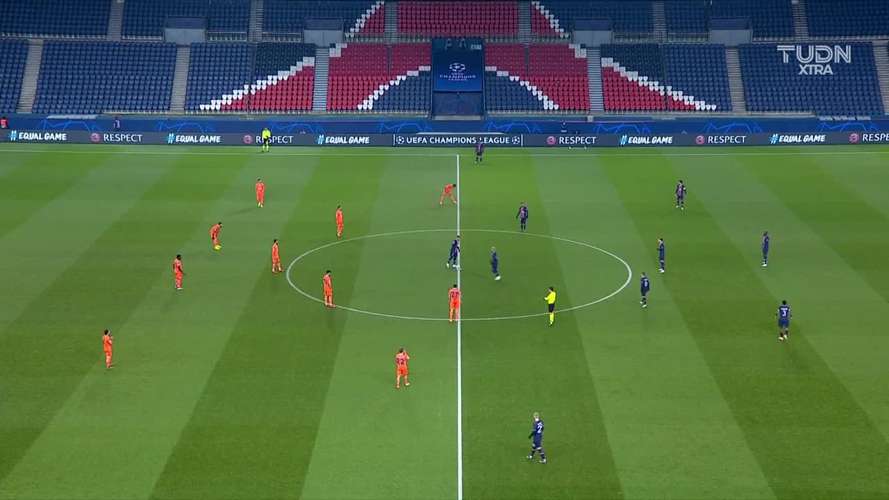 Arranca el partido y la pelota está en juego.