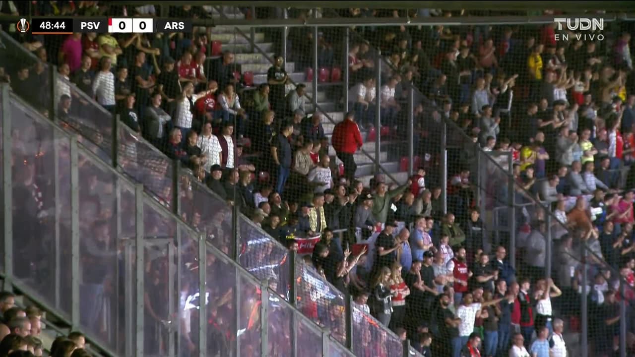 ¡TIRO ATAJADO! disparo por Xavi Simons.