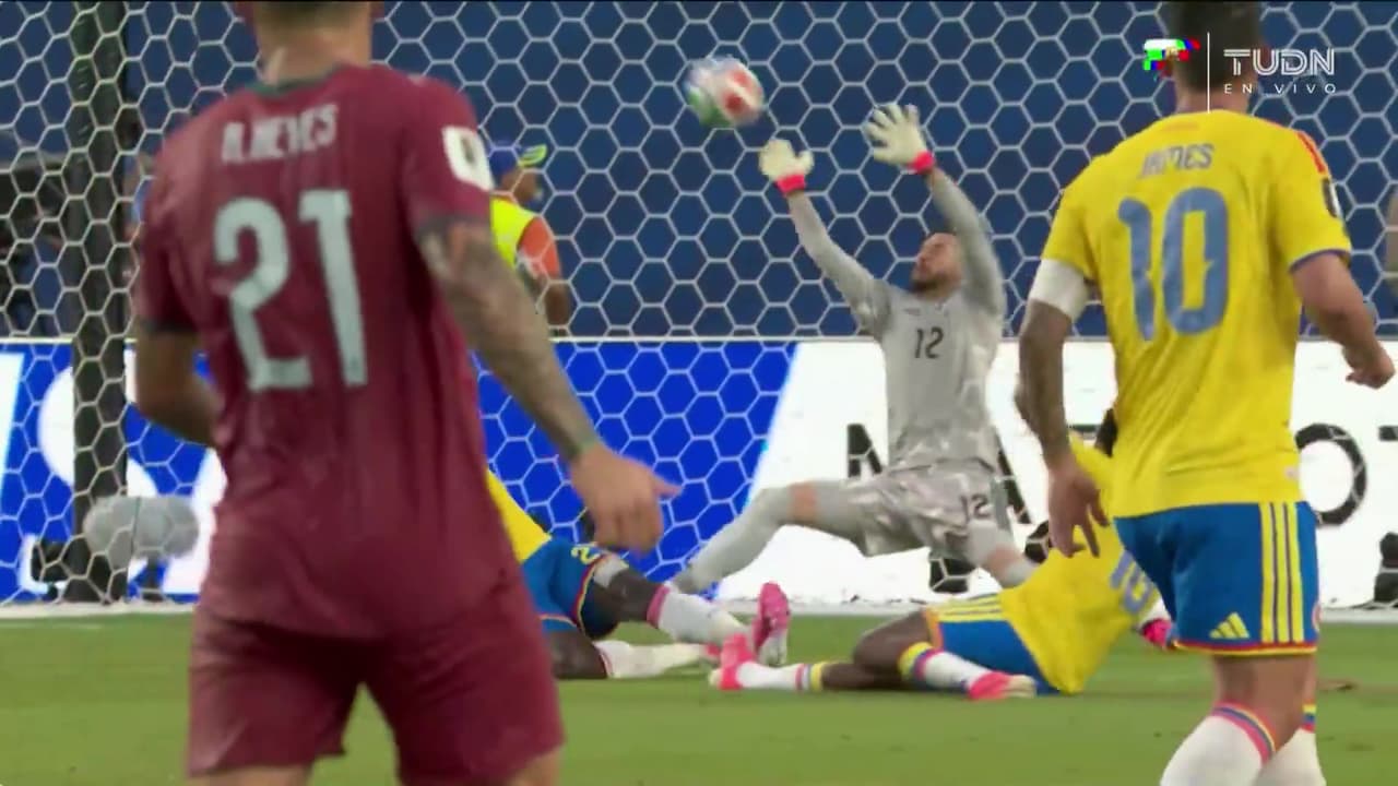 ¡Camilo Vargas gigante! Atajadón ante Bruno Fernandes