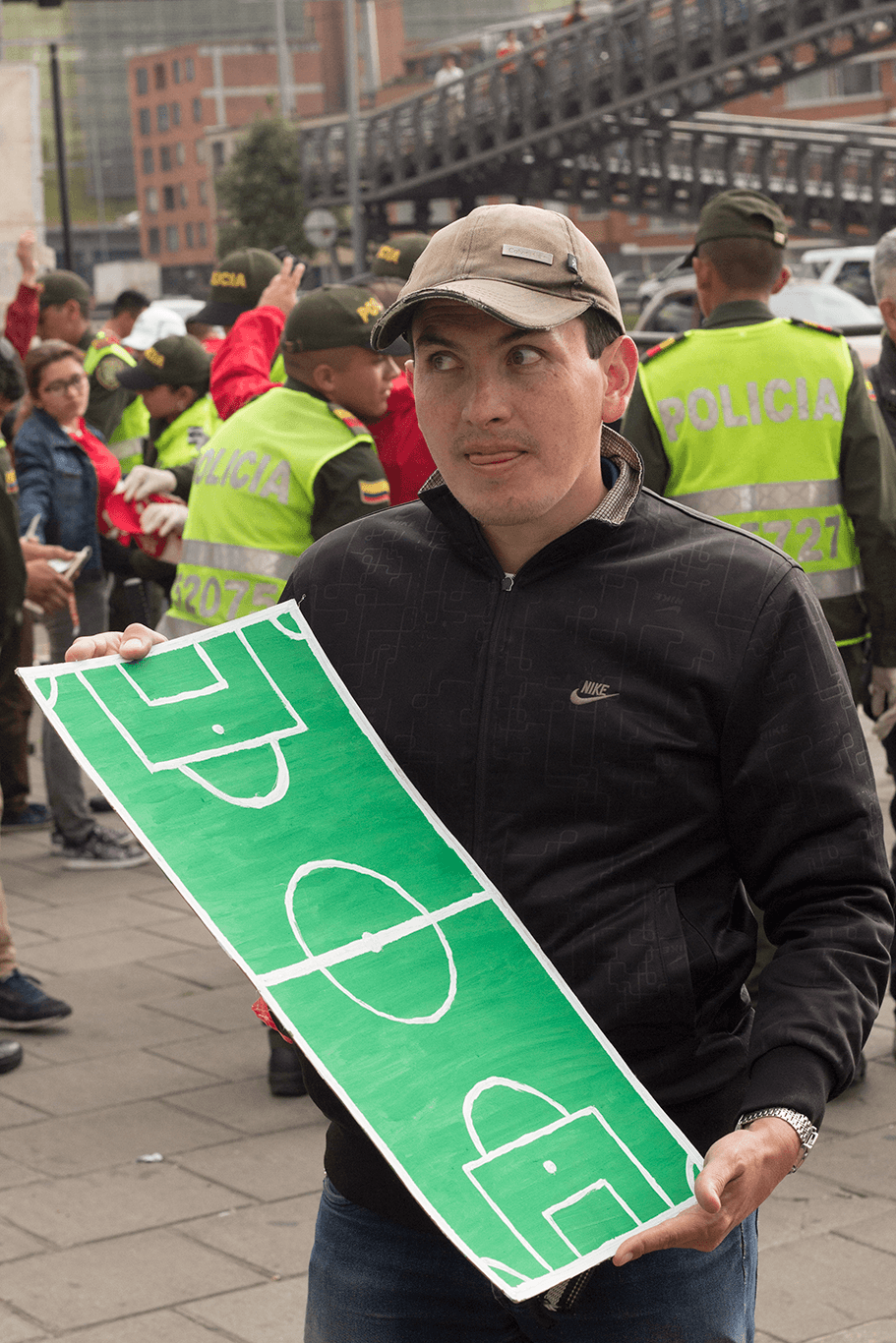 El tablero de José Richard tiene diferentes texturas que indican los diferentes límites de la cancha de fútbol. A través de esta pieza es que César va narrando el partido.