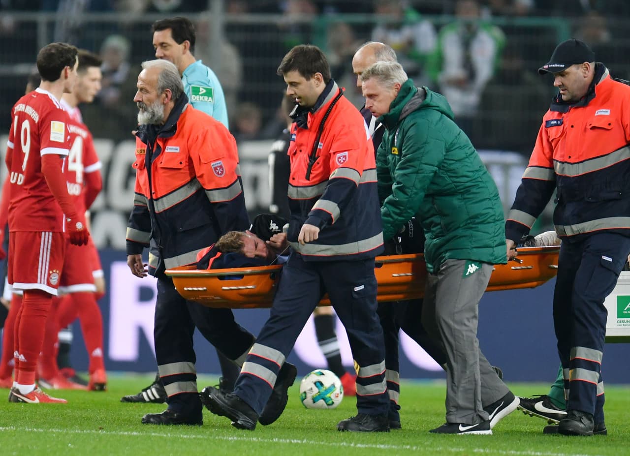 Como en la final del Mundial de Brasil 2014, el mediocampista alemán tuvo que salir en camilla por el fuerte golpe.