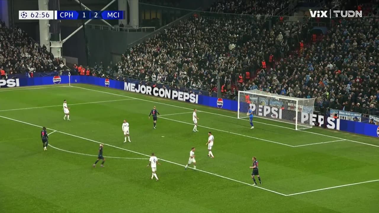 ¡TIRO ATAJADO! disparo por Erling Haaland.