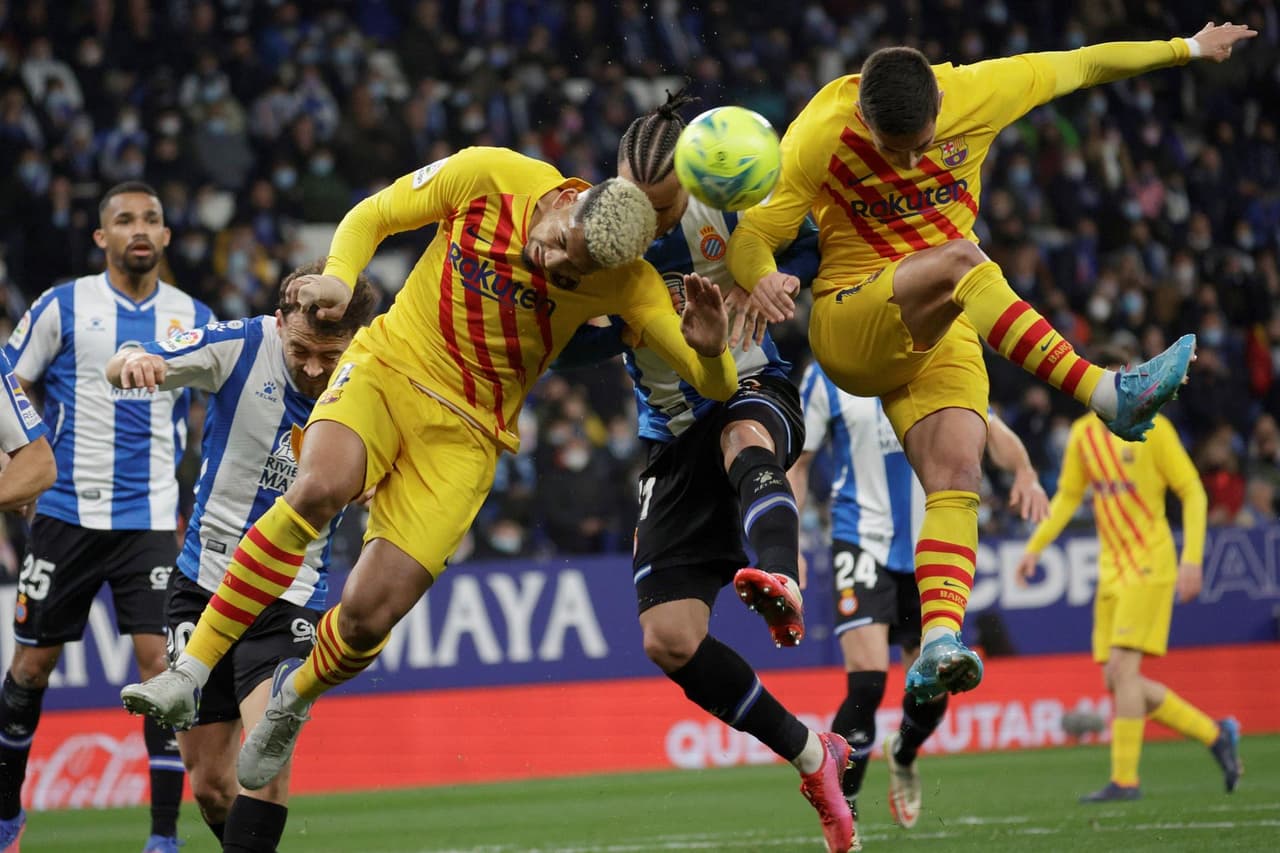 Barcelona hace empate de último minuto ante el Levante 2-2 durante la J24 en La Liga. Pedri abrió el marcador a favor de los culés, pero Sergi Darder y Raúl de Tomás pusieron arriba a los locales y, en el 90+2' Luuk de Jong salvó al equipo de Xavi con golazo.
