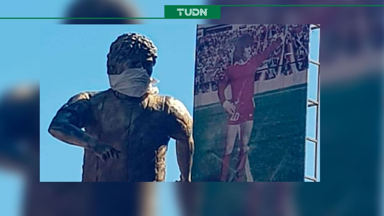 ¡A crear conciencia! Estatua de Maradona tiene cubrebocas