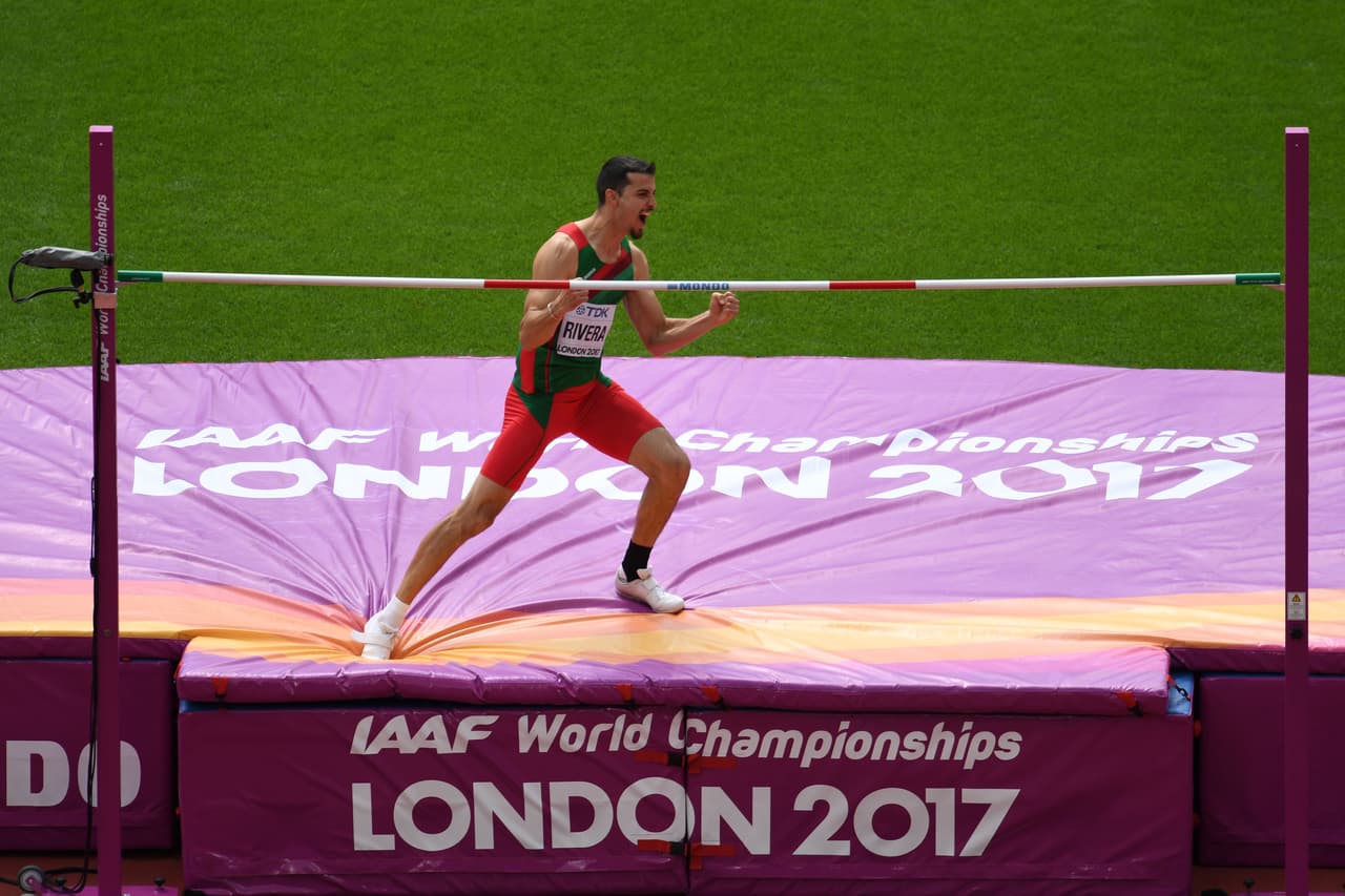 El mexicano durante el festejo por haber alcanzado la marca de 2:29m en Londres.