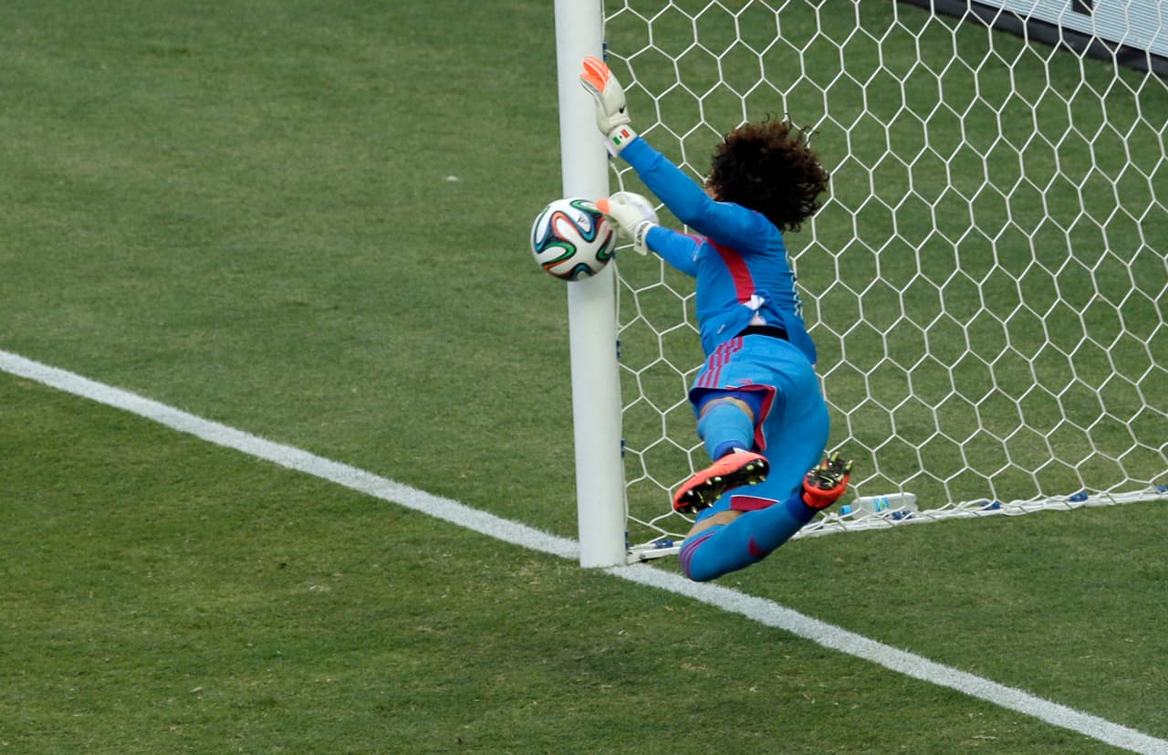 SIn embargo, en el cuarto partido la ilusión terminó con la derrota 2-1 a manos de Holanda. Si bien la eliminación fue difícil, más por el famoso 
<i>No era penal, </i>Ochoa terminó el Mundial con solo 3 goles recibidos en 4 partidos.