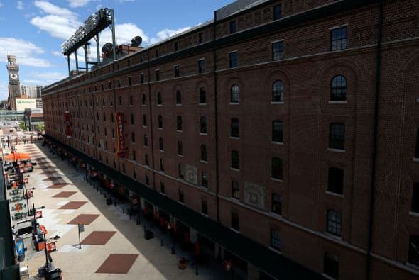 Mientras los ánimos siguen caldeados en Baltimore, los Orioles jugaron contra los Medias Blancas, pero en un estadio vacío, por primera vez en la historia.