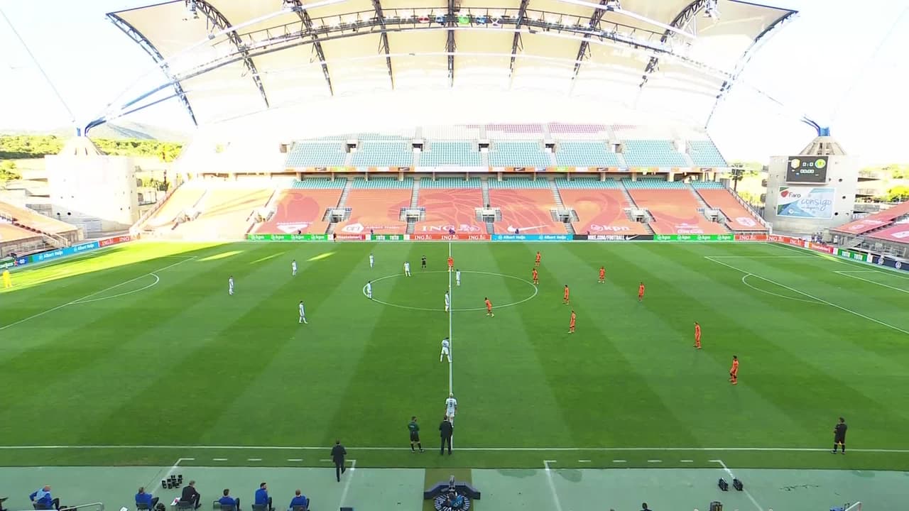 Arranca el partido y la pelota está en juego.