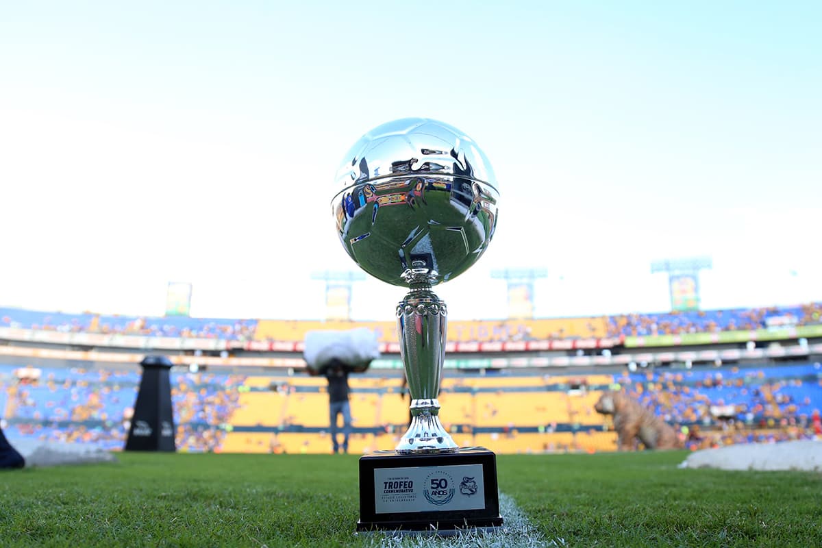 El trofeo conmemorativo por los 50 años del Club Puebla estuvo en disputa en este partido.