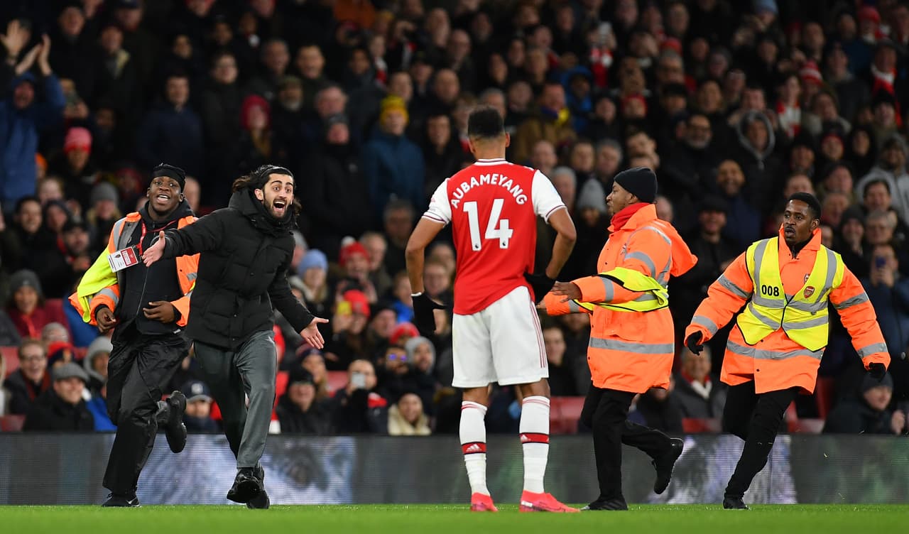 Un estpontáneo invadió el campo del Arsenal en pleno partido.