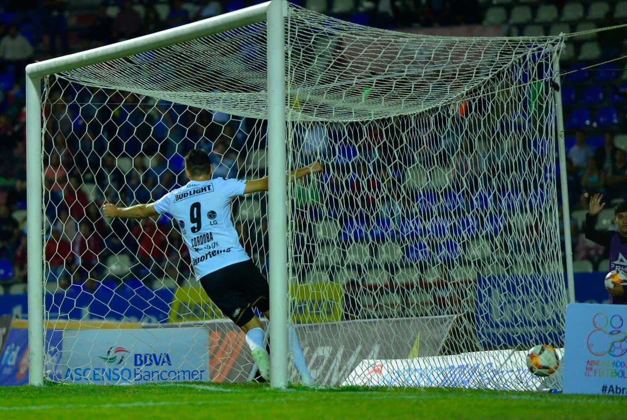 Dorados de Sinaloa sentenció el partido al minuto 37 del segundo tiempo por medio de Jorge Cristian Córdoba para poner el 2-0, un 5-1 en la llave semifinal.