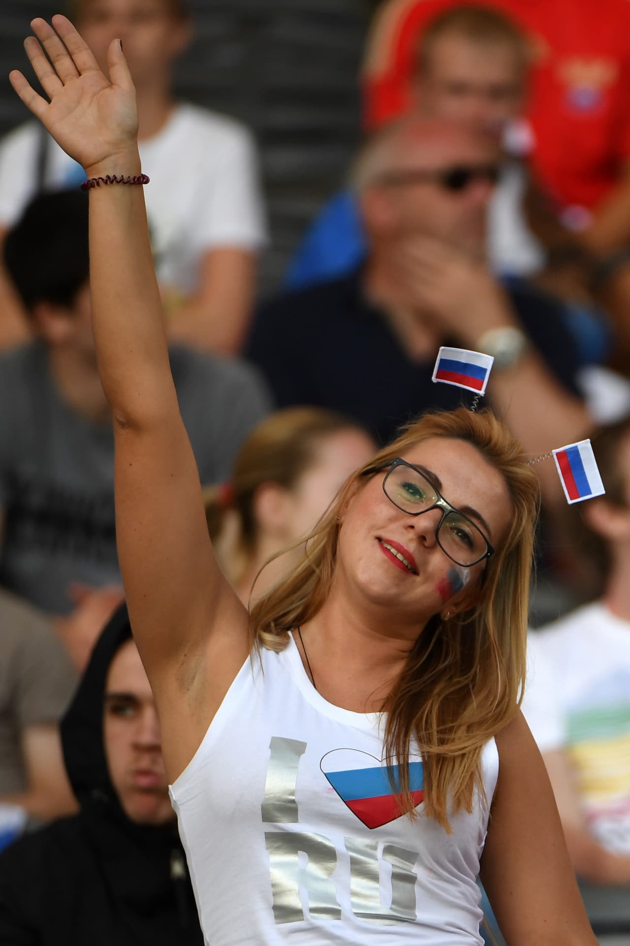 Ellas también gustan de la pasión futbolera. Mira las bellezas que disfrutaron la Eurocopa 2016 en Francia.
