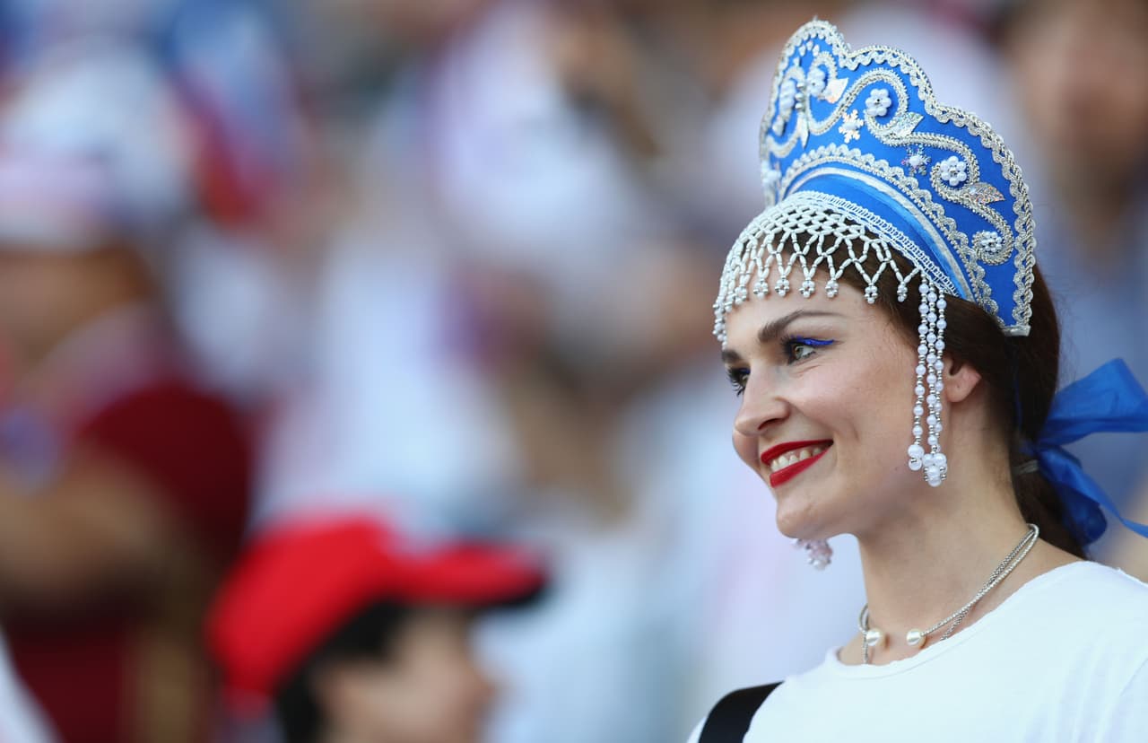 Ellas también gustan de la pasión futbolera. Mira las bellezas que disfrutaron la Eurocopa 2016 en Francia.