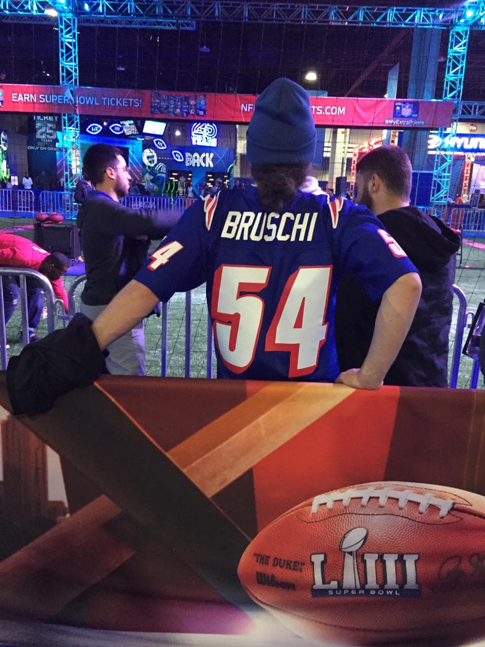 Un aficionado 'retro', con el jersey de Teddy Bruschi, otrora linebacker de los Pats.