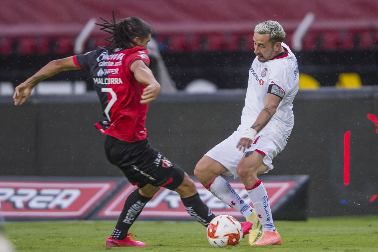 El partido se calienta con fuertes entradas por parte de ambos equipos.