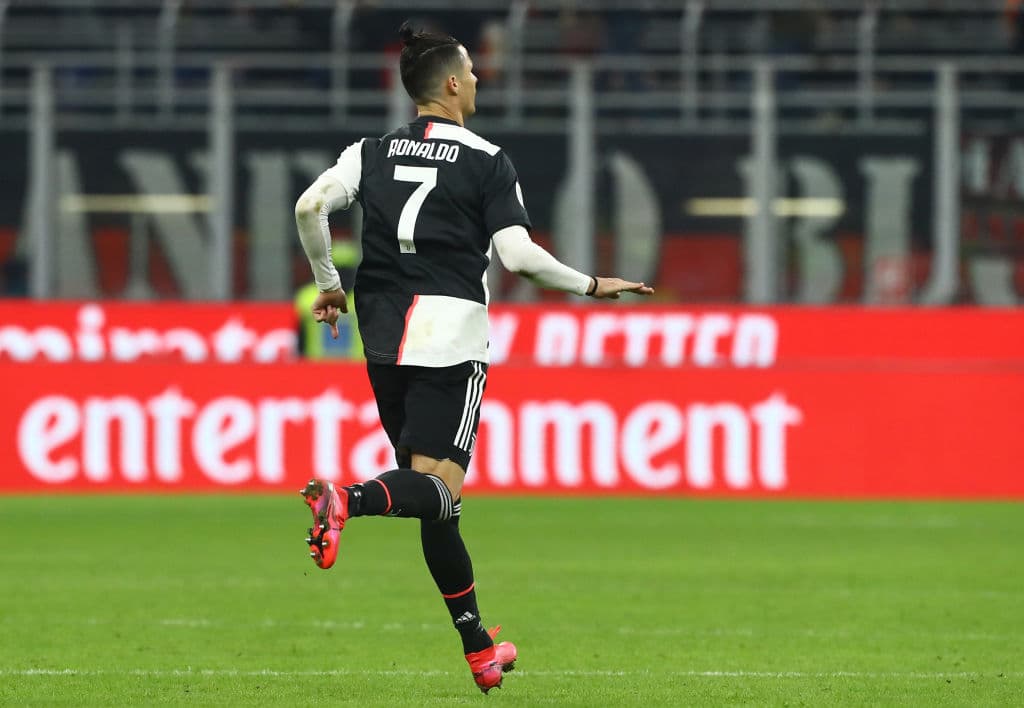 Cristiano Ronaldo. Amado por todo su país, madridistas, aficionados del Manchester United y por todo el mundo gracias a sus actos de gentileza y gran nivel futbolístico. Odiado por gran parte de la afición futbolera debido a su personalidad engreída.