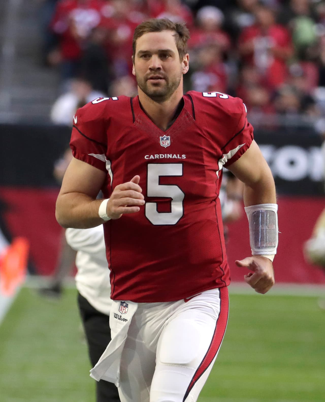 El backup de Arizona tuvo que pagar una apuesta entre quarterbacks y salir a calentar vestido así a la cancha del Twickenham Stadium previo al choque entre Cardinals y Rams en Londres. No es la primera vez que Stanton divierte en el warm up de los Cards.