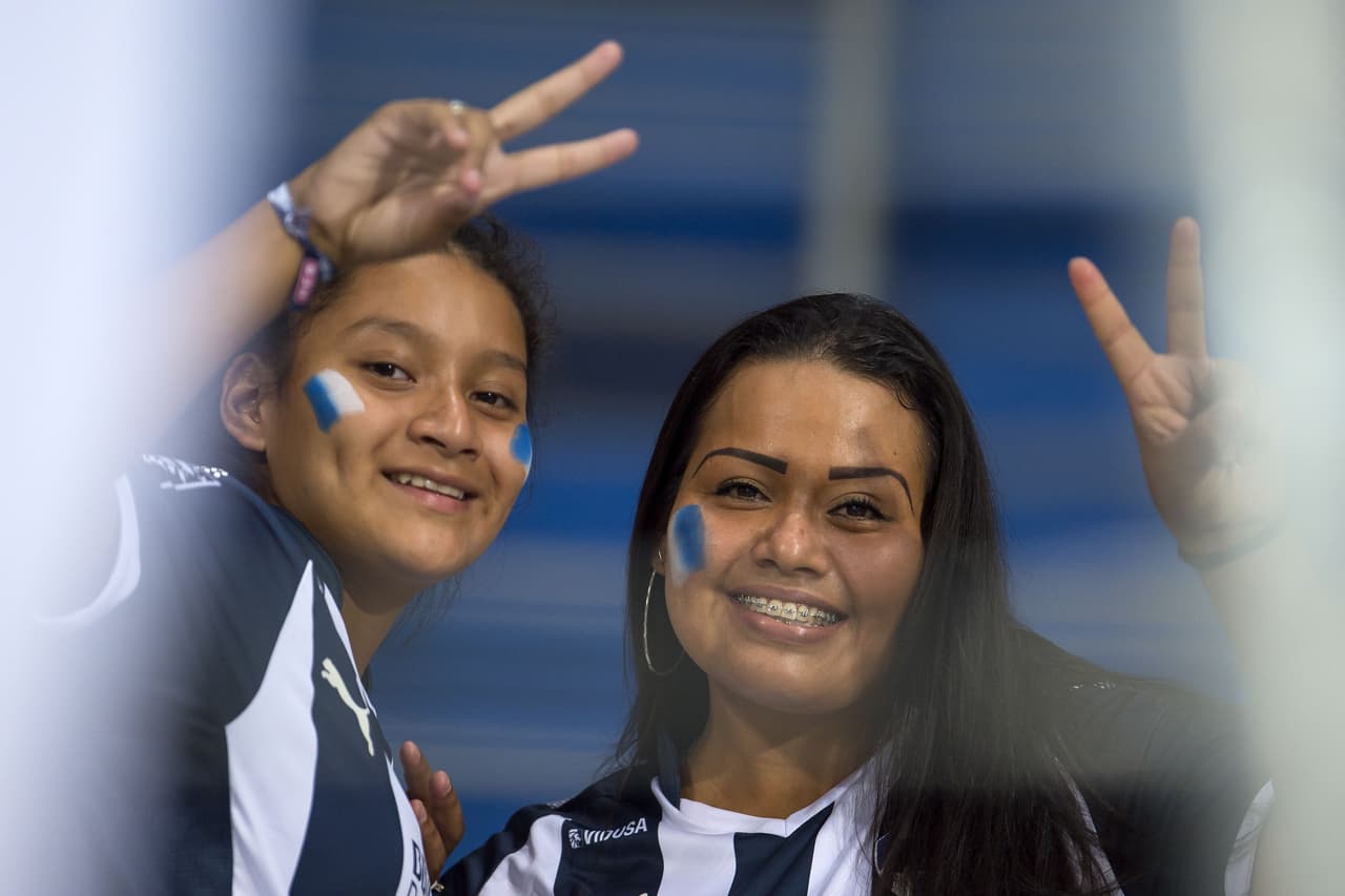 Entre optimismo y maquillaje los aficionados de los dos finalistas esperaban salir del BBVA con una sonrisa porque su equipo acabó como el campeón del torneo.