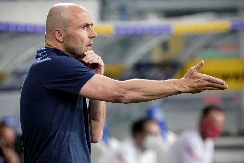 El técnico del Hoffenheim, Alfred Schreuder, manda a sus jugadores a que aprieten más al rival.