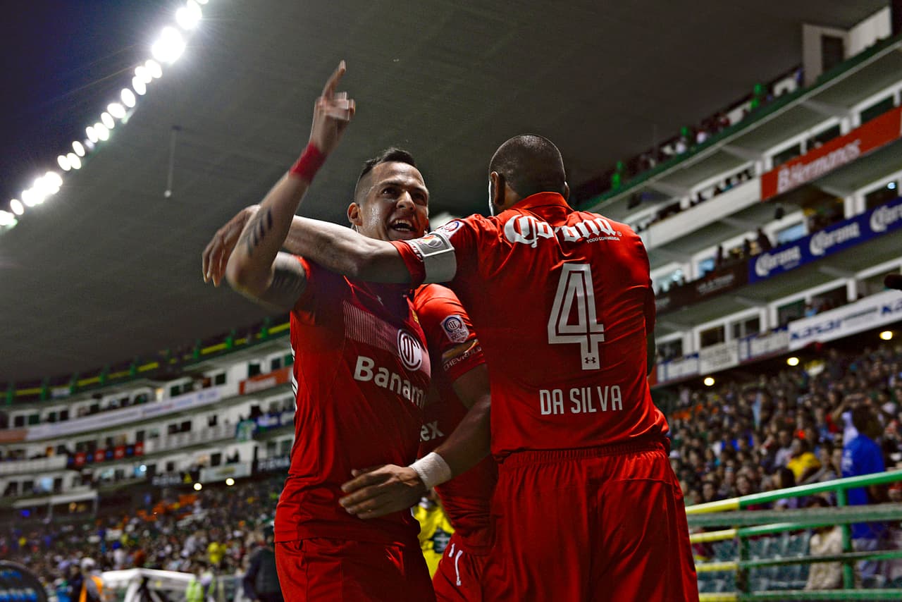 Action photo during the match Leon vs Toluca, corresponding to the Round 11 of the League BBVA Bancomer MX of the Tournament Clausura 2017, in the Nou Camp Stadium, in the photo: Foto de accion durante el partido Leon vs Toluca, correspondiente a la Jornada 11 de la Liga BBVA Bancomer MX del Torneo Clausura 2017, en el Estadio Nou Camp, en la foto: Gol Rodrigo Salinas Toluca 18/03/2017/MEXSPORT/ Isaac Ortiz