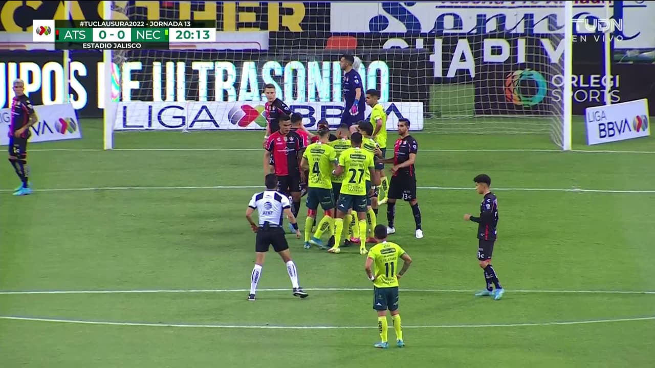 ¡TIRO ATAJADO! disparo por Rodrigo Aguirre.