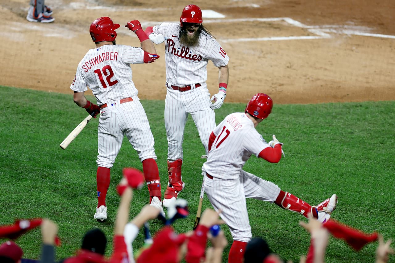 Philadelphia Phillies se llevó el tercer juego de la Serie Mundial para tomar ventaja de 2-1 sobre Houston Astros, que tuvo a José Urquidy en la lomita.