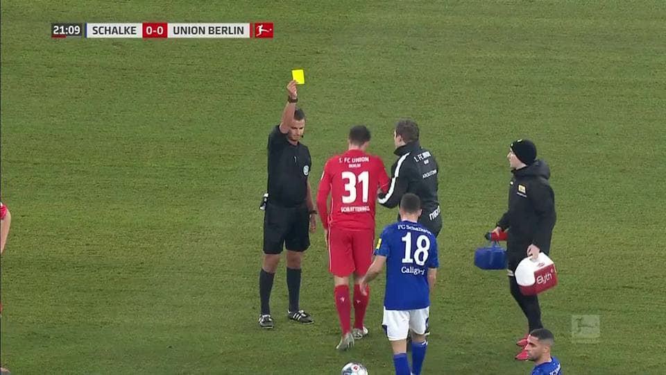 Tarjeta amarilla. El árbitro amonesta a Keven Schlotterbeck de 1. FC Union Berlin