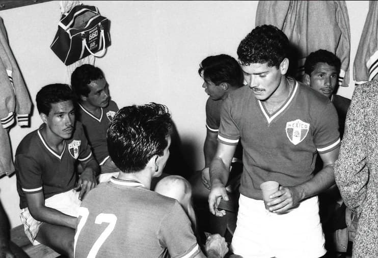 <b>Salvador Reyes</b>: ‘Chava’ Reyes fue convocado en varias ocasiones a la Selección Nacional, y participó en los Mundiales de Suecia 58, Chile 62 e Inglaterra 66, jugando cada uno de los partidos. Anotó el gol que clasificó a México al Mundial de Chile 1962, en un partido realizado en Ciudad Universitaria ante Paraguay. En nuestro país, extendió el dominio Chiva en la segunda mitad de los años 50 a la nueva década.